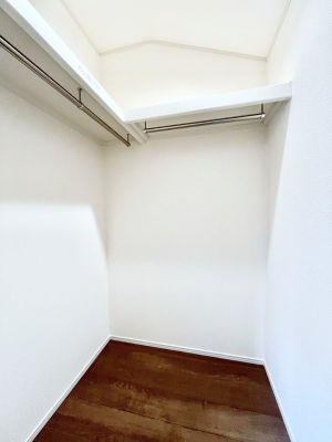 ���̑��@������A�������`Walk-in Closet�`�@��������̗m���������Ă��V���ɂȂ�ɂ����E�H�[�N�C���N���[�[�b�g�B�m���ȊO�ɂ��A���i�g��Ȃ��Ɠd��X�[�c�P�[�X�A�X�g�b�N�i�Ȃǉ��ł��Еt����������Ԃł��B