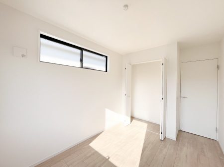 �q�������@�������R�������`Bed Room�`�@�q�������͂��q�l�ɂƂ��đ�Ϗd�Ȗ���������܂��B�q����l�ŉ߂�����Ԃ�^���邱�ƂŁA�h���׋����Ԃ����R�Ƒ����܂����畔���̕Еt����|���Ȃǂ��������ƂɌq����܂��B