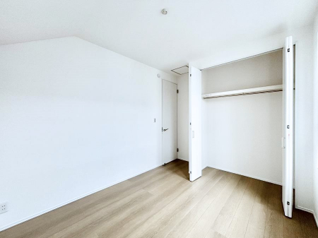 q@P`Bed Room`@q͂qlɂƂđϏdȖ܂Bqlŉ߂Ԃ^邱ƂŁAh׋ԂRƑ܂畔̕Еt|ȂǂƂɌq܂B