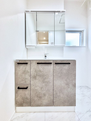 ʑEʏ@P`Dressing Room`@\ȑ傫̐ʑ͎[鎖ȂAgȂ݃`FbN⎕ȂǁA̍QԂłzeCNȃXy[Xŗ]TƂƂĒ܂B