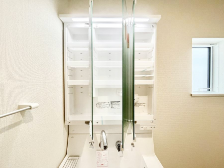 ���̑����ρ@�O�ʋ��̗��ɁA���ϕi��q���p�i�Ȃǂ����[�\�B���ʑ����������ƕۂ��܂��I