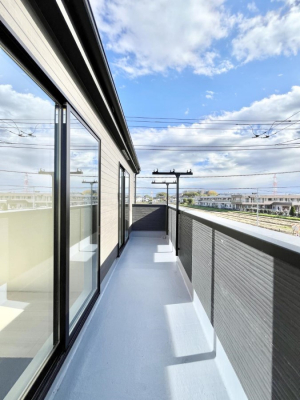 �o���R�j�[�@�������P�������`Balcony�`�@�쑤�ɐݒu���ꂽ���C�h�o���R�j�[�B�S�n�悢�z�˂���g���ȕ����y���ނ��Ƃ��o���܂��B���ꂽ���ɂ͂����Ղ�̐��󕨂�z�c�������܂��I�g���₷���J���I�ȃo���R�j�[�ł���