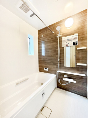 @`Bath Room`@t̃oX[́Ǎ薾邭C̗ǂԂłB邱ƂŁACǍDB芰oX[ŁÃoX^Cy݂ɂȂ肻łB