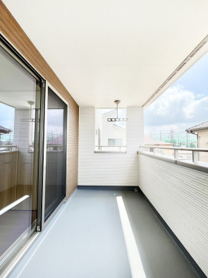 oRj[@`Balcony`@̃oRj[̑Oɂ͉_ȊOɑzՂ̂܂B󕨂₷A薾邭ĈĂ܂BƑS̐󕨂CɊ܂B