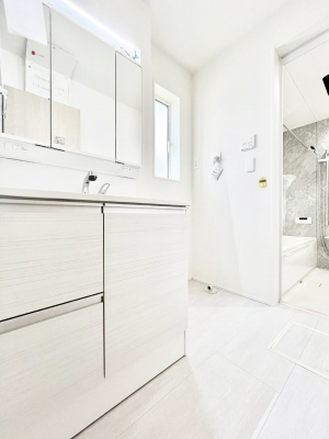 ̑@Q`Dressing Room`\ȑ傫̐ʑ͎[鎖ȂAgȂ݃`FbN⎕ȂǁA̍QԂłzeCNȃXy[Xŗ]TƂƂĒ܂B