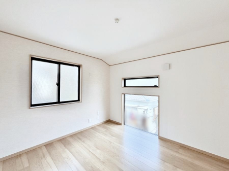 q@`Bed Room`@q͂qlɂƂđϏdȖ܂Bqlŉ߂Ԃ^邱ƂŁAh׋ԂRƑ܂畔̕Еt|ȂǂƂɌq܂B