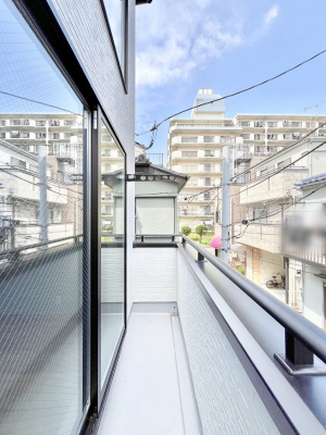 oRj[@`Balcony`@傫ȋɈ͂܂ꂽĈƁBoRj[`ň|IȊJɕ܂܂BoRj[͗z݂zc󕨂C悭Ƃł܂B