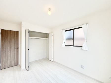 q@Q`Bed Room`@q͂qlɂƂđϏdȖ܂Bqlŉ߂Ԃ^邱ƂŁAh׋ԂRƑ܂畔̕Еt|ȂǂƂɌq܂B