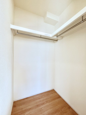 ���̑��@�����`Walk-in Closet�`�@�K�v�Ȃ��̂�R�[�f�B�l�[�g���ꗗ���Ċm�F�ł��A�g�x�x�⏀�����Z���ԂōςރE�H�[�N�C���N���[�[�b�g��ݒu���܂����B�Ƃ̒�����������Ƃ�����֗��Ȏ��[�X�y�[�X�ł��B