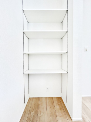 ���[�@�����`Pantry�`�@�L�b�`�����Ɏ��[�X�y�[�X��ݒu���܂����I�H�i���X�g�b�N�ł���֗��ȏꏊ�ł��B�L�b�`���͉Ƃ̒��ł����������ꏊ�B��펞�ɔ����Ă̔��H����~�X�y�[�X�Ƃ��Ă��g����̂��S�����ł��ˁB