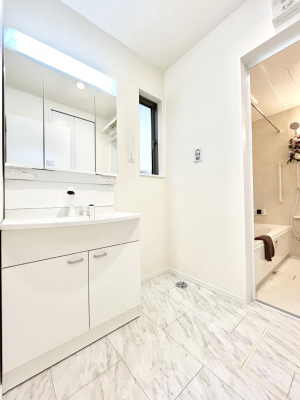 ̑@A`Dressing Room`  FœꂳĂƁAXbLƐۂ܂B̗ɂ͂ՂƎ[Xy[XWÍAVv@\dāB