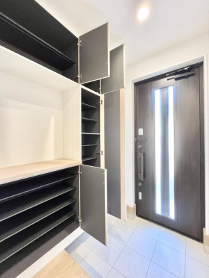 ���̑����ρ@�ݔ����P�����������Ղ���[�ł���V���[�Y�{�b�N�X�ŉƑ��S���̌C���A���ւ�������B  