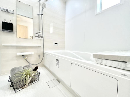 �����@�������S�������`Bath Room�`�@����L�΂��ē������邱�Ƃ��\�I����̔�������M�d�ȃo�X�^�C���ł��B���q�l�Ƃ��ꏏ�ł��\���ȍL���Ȃ̂ŁA���r���O�Ƃ͈�����Ƒ��c�R�̂ЂƎ������y���݂��������܂��B