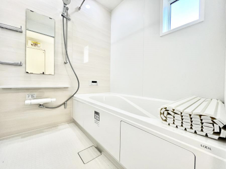 @P`Bath Room`@t̃oX[́Ǎ薾邭C̗ǂԂłB邱ƂŁACǍDB芰oX[ŁÃoX^Cy݂ɂȂ肻łB