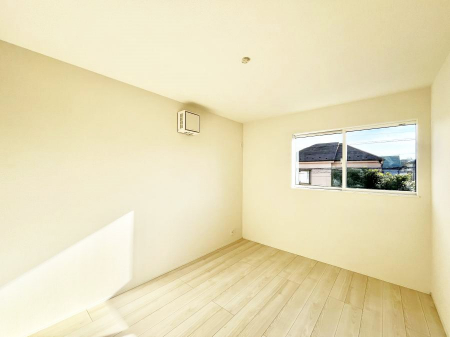 q@P`Bed Room`@q͂qlɂƂđϏdȖ܂Bqlŉ߂Ԃ^邱ƂŁAh׋ԂRƑ܂畔̕Еt|ȂǂƂɌq܂B