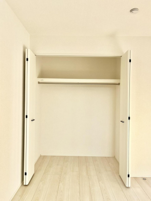 [@P`Closet`@ǖʃN[[bg΃^XuKvȂAôȂXbLԂێł܂BꂽXy[XLɊpłBߗނ̕iȂǂՂ[o܂ˁ