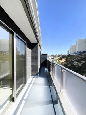 �o���R�j�[�@�����`Balcony�`�@������̃o���R�j�[�̑O�ɂ͉_�ȊO�ɑ��z���Ղ���̂�����܂���B�����󕨂������₷���A����薾�邭�C�����̂������������Ă��܂��B�Ƒ��S�����̐��󕨂���C�Ɋ����܂��B