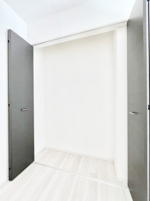 ���[�@�����`Pantry�`�@�L�b�`�����Ɏ��[�X�y�[�X��ݒu���܂����I�H�i���X�g�b�N�ł���֗��ȏꏊ�ł��B�L�b�`���͉Ƃ̒��ł����������ꏊ�B��펞�ɔ����Ă̔��H����~�X�y�[�X�Ƃ��Ă��g����̂��S�����ł��ˁB