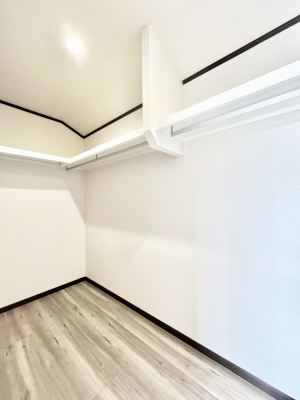 ���̑��@�����`Walk-in Closet�`�@�K�v�Ȃ��̂�R�[�f�B�l�[�g���ꗗ���Ċm�F�ł��A�g�x�x�⏀�����Z���ԂōςރE�H�[�N�C���N���[�[�b�g��ݒu���܂����B�Ƃ̒�����������Ƃ�����֗��Ȏ��[�X�y�[�X�ł��B