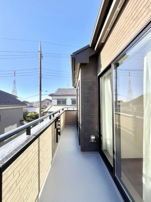 �o���R�j�[�@������A�������`Balcony�`�@������̃o���R�j�[�̑O�ɂ͉_�ȊO�ɑ��z���Ղ���̂�����܂���B�����󕨂������₷���A����薾�邭�C�����̂������������Ă��܂��B�Ƒ��S�����̐��󕨂���C�Ɋ����܂��B