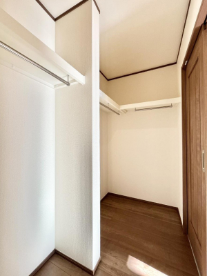 ���̑��@������A�������`Walk-in Closet�`�@��������̗m���������Ă��V���ɂȂ�ɂ����E�H�[�N�C���N���[�[�b�g�B�m���ȊO�ɂ��A���i�g��Ȃ��Ɠd��X�[�c�P�[�X�A�X�g�b�N�i�Ȃǉ��ł��Еt����������Ԃł��B