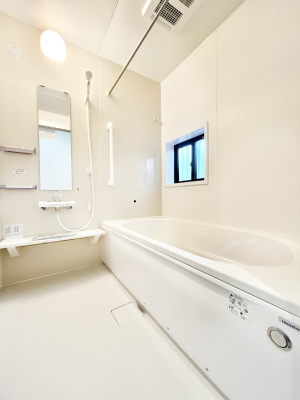 @A`Bath Room`@t̃oX[́Ǎ薾邭C̗ǂԂłB邱ƂŁACǍDB芰oX[ŁÃoX^Cy݂ɂȂ肻łB