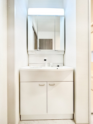 ʑEʏ@A`Dressing Room`  FœꂳĂƁAXbLƐۂ܂B  ̗ɂ͂ՂƎ[Xy[XWI