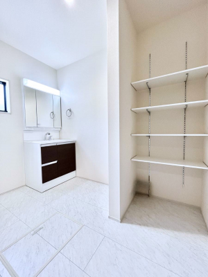 ���̑��@�����`Dressing Room�`  �\���ȑ傫���̐��ʑ�͎��[�����鎖�Ȃ���A�g�����Ȃ݃`�F�b�N�⎕�����ȂǁA���̍Q�����������Ԃł��z�e�����C�N�ȃX�y�[�X�ŗ]�T�Ƃ�Ƃ�������Ē����܂��B