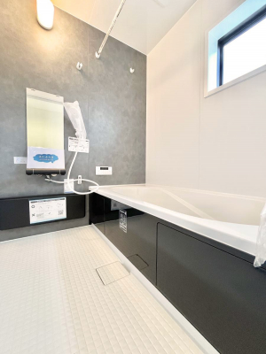 �����@�����`Bath Room�`�@����L�΂��ē������邱�Ƃ��\�I����̔�������M�d�ȃo�X�^�C���ł��B���q�l�Ƃ��ꏏ�ł��\���ȍL���Ȃ̂ŁA���r���O�Ƃ͈�����Ƒ��c�R�̂ЂƎ������y���݂��������܂��B