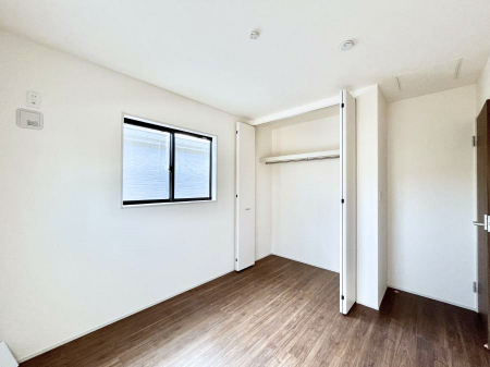 �q�������@�����`Bed Room�`�@�q�������͂��q�l�ɂƂ��đ�Ϗd�Ȗ���������܂��B�q����l�ŉ߂�����Ԃ�^���邱�ƂŁA�h���׋����Ԃ����R�Ƒ����܂����畔���̕Еt����|���Ȃǂ��������ƂɌq����܂��B