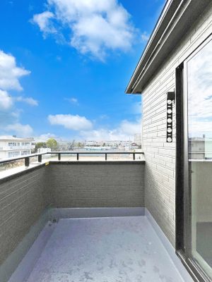 �o���R�j�[�@�����`Balcony�`�@�傫�ȋ�Ɉ͂܂ꂽ�C�����̂����ƁB�o���R�j�[��`�������ň��|�I�ȊJ�����ɕ�܂�܂��B�o���R�j�[�͗z���������݂��z�c����󕨂��C�����悭�������Ƃ��ł��܂��B