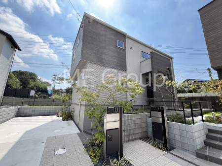 ���n�O�ώʐ^�@�O�ρ`Exterior�`  ���V�̐�ƌ��荇�����ň�i�����߂��𑝂����̎p�́A�Î~��ŗ��߂Ă����ɂ͐ɂ����O�ρB�a�������u���Z�܂��v�͋G�߁E�C��E����̔w�i�ɑ����Ȃ���ʂ́w��ԁv���������܂����B