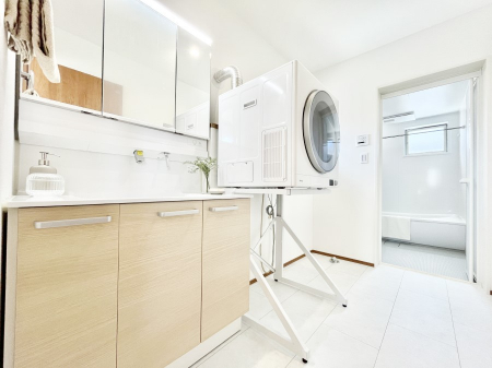 ���̑��@�����`Dressing Room�`  ����������F�����œ��ꂳ��Ă���ƁA�X�b�L���Ɛ�������ۂ������܂��B  ���̗��ɂ͂����Ղ�Ǝ��[�X�y�[�X��W�������I  �����́A�V���v�����@�\�����d�����āB