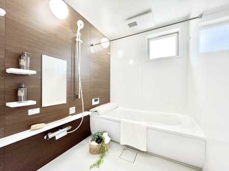 �����@�����`Bath Room�`�@�������Ƒ���L�΂��ē������邱�Ƃ��\�I����̔�������M�d�ȃo�X�^�C���ł��B���q�l�Ƃ��ꏏ�ł��\���ȍL���Ȃ̂ŁA���r���O�Ƃ͈�����Ƒ��c�R�̂ЂƎ������y���݂��������܂��B