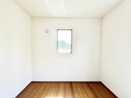 �q�������@�����`Bed Room�`�@�q�������͂��q�l�ɂƂ��đ�Ϗd�Ȗ���������܂��B�q����l�ŉ߂�����Ԃ�^���邱�ƂŁA�h���׋����Ԃ����R�Ƒ����܂����畔���̕Еt����|���Ȃǂ��������ƂɌq����܂��B