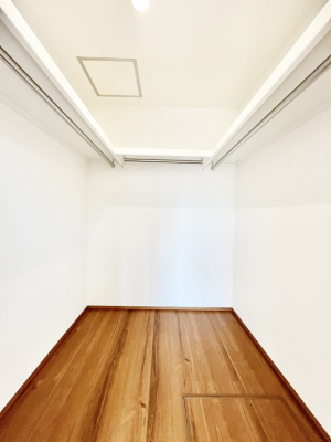 ���̑��@�����`Walk-in Closet�`�@�K�v�Ȃ��̂�R�[�f�B�l�[�g���ꗗ���Ċm�F�ł��A�g�x�x�⏀�����Z���ԂōςރE�H�[�N�C���N���[�[�b�g��ݒu���܂����B�Ƃ̒�����������Ƃ�����֗��Ȏ��[�X�y�[�X�ł��B