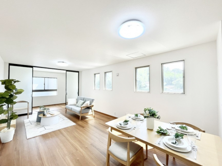 ���r���O�@�����`Living�`�@�����ɂ݂͂�Ȃ��W���A�H���Ɗy������b���n�܂�B�b�ɖ����ɂȂ肷���āA��������Y��锼�߂��ɂȂ��Ă��܂��B����ȑ��̊Ԃ̍K�������������Ă����ꏊ�ł��肽���B