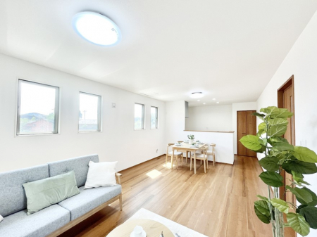 ���̑����ρ@�����`Living�`�@�Ƒ��̐H����c���̂ق��A�q�ǂ���V�΂�����A�F�l���������肷��LDK�͏Z�܂��̒��S�B�����ԉ߂����ꏊ������A���̋�Ԃ͏Z�܂��S�̂̋��S�n�����E���܂��B