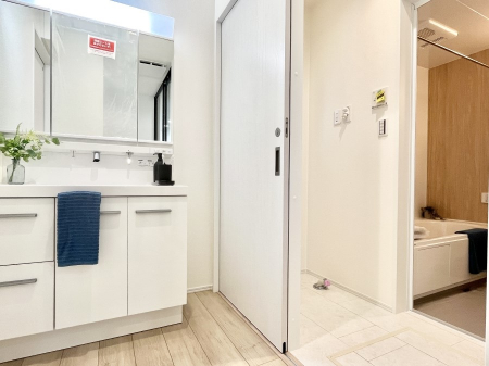 ̑@NO.19`Dressing Room`\ȑ傫̐ʑ͎[鎖ȂAgȂ݃`FbNȂǁA̍QԂłzeCNȃXy[Xŗ]TƂƂĒ܂B