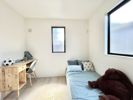 q@NO.19`Bed Room`@q͂qlɂƂđϏdȖ܂Bqlŉ߂Ԃ^邱ƂŁA׋ԂRƑA畔̕Еt|ȂǂƂɌq܂B