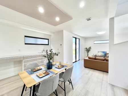 rO@NO.19`Living`@Ƒ̐HĉقAqǂV΂AFl肷LDK͏Z܂̒SBԉ߂ꏊA̋Ԃ͏Z܂Ŝ̋SnE܂B