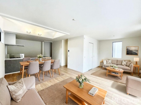 rO@`Living`@Ƒ̉bΊ炪srOłBqĂpȂA傫ȃ\t@_CjOe[ułH肭났􂻂ȖԂłIƋCGł