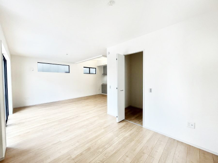 rO@`Living`@Ƒ̐HĉقAqǂV΂AFl肷LDK͏Z܂̒SBԉ߂ꏊA̋Ԃ͏Z܂Ŝ̋SnE܂B