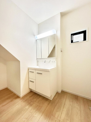 ʑEʏ@`Dressing Room`  FœꂳĂƁAXbLƐۂ܂B  ̗ɂ͂ՂƎ[Xy[XWI  ́AVv@\dāB