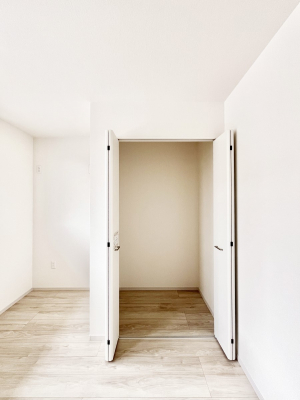 [@`Closet`@ǖʃN[[bg΃^XuKvȂAôȂXbLԂێł܂BꂽXy[XLɊpłBG߂̈ߗނ̕iȂǂՂ[o܂ˁ