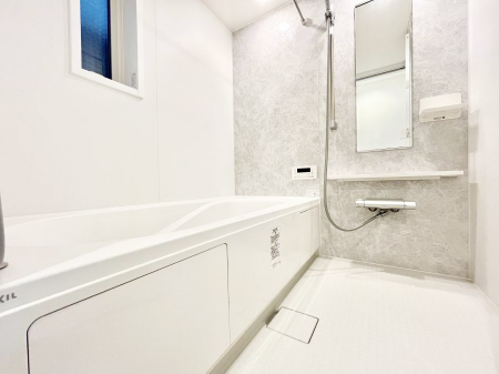 �����@������A�������`Bath Room�`�@����L�΂��ē������邱�Ƃ��\�I����̔�������M�d�ȃo�X�^�C���ł��B���q�l�Ƃ��ꏏ�ł��\���ȍL���Ȃ̂ŁA���r���O�Ƃ͈�����Ƒ��c�R�̂ЂƎ������y���݂��������܂��B