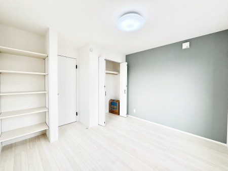 �Q���@������A�������`Bed Room�`�@�؂̉����肪�₳�����t���[�����O�͈��炬�������炷�v���C�x�[�g��ԁB����߂̃t���[�����O�ł��̂ŁA�ǎ��Ƃ��}�b�`���A���������X�ɍL�������Ă������ʂ��B