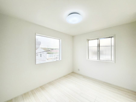 �q�������@������A�������`Bed Room�`�@�q�������͂��q�l�ɂƂ��đ�Ϗd�Ȗ���������܂��B�q����l�ŉ߂�����Ԃ�^���邱�ƂŁA�h���׋����Ԃ����R�Ƒ����܂����畔���̕Еt����|���Ȃǂ��������ƂɌq����܂��B