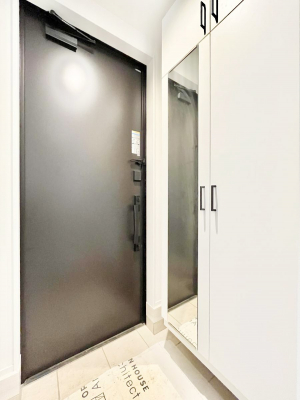 ���ց@������A�������`Entrance�`�@���ʔ��~���[�t�Ȃ̂ŁA���o�����O�̐g�����Ȃ݃`�F�b�N�Ɂ����ւ͂��q�l�����o�}�������ԍŏ��̏ꏊ�A�A���Ă��鎞�ɓ���ŏ��̏ꏊ�B����ȏꏊ�����炱���A���ǂ���ԂɁc��