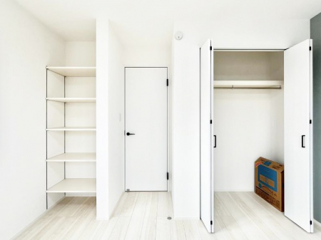 ���[�@������A�������`Closet�`�@�ǖʃN���[�[�b�g������΃^���X��u���K�v���Ȃ��A�o������̂Ȃ��X�b�L����Ԃ��ێ��ł��܂��B����ꂽ�X�y�[�X��L���Ɋ��p�ł������B�ߗނ��̕i�Ȃǂ����Ղ���[�o���܂��ˁ�